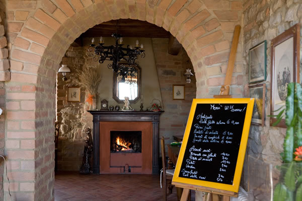 Ingresso rustico con camino acceso